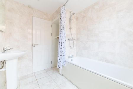 4 bedroom end of terrace house to rent - Photo 4