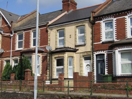 4 bed Terraced - To Let - Photo 2