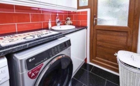 Chafford Walk, Rainham, RM13 - Photo 5