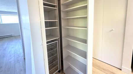 Fairview Gem: Stylish Townhouse Living At Its Finest. - Photo 2