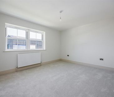 4 bedroom detached house to rent - Photo 3