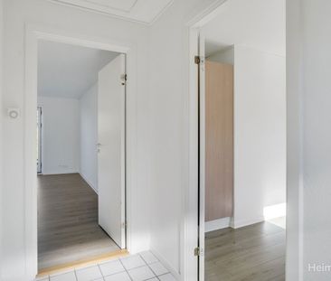 Attraktiv 1-plans rækkehus i Holluf Pile med have og parkering. - Photo 2