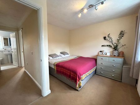 2 bedroom House in All Saints Rise, Bracknell - Photo 2