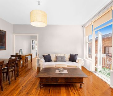 Sun-drenched apartment in ideal location - Photo 1