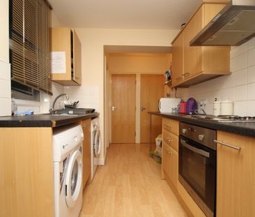 8 Bed - Winston Gardens, Headingley, Leeds - Photo 6