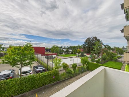 Exclusive living in Arbon: Bright 3-room apartment with balcony and parking space - Photo 3