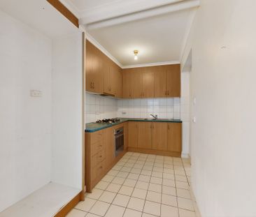 Easy Living in the Heart of Essendon – Water & Power Included - Photo 2