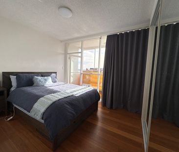 Fully renovated, oversized one-bedroom with panoramic bay views, st... - Photo 6