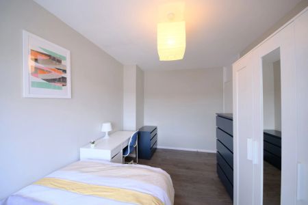 28 Hereford Street – Room 3 - Photo 3