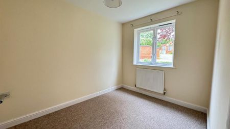 2 bedroom ground floor flat to rent - Photo 2