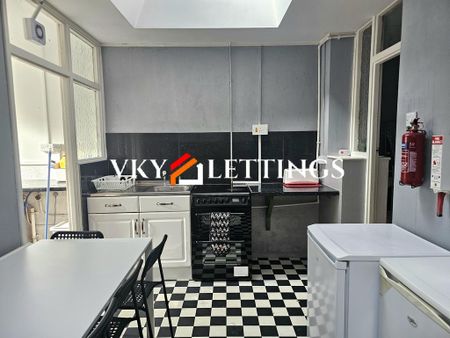 4 bedroom house of multiple occupation to rent - Photo 2