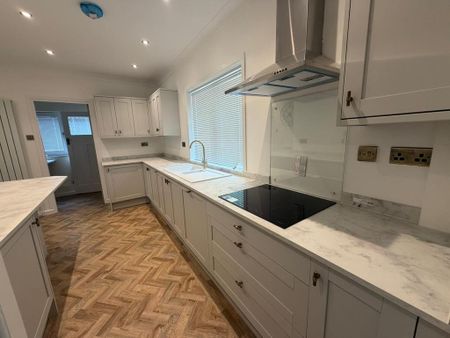 3 bedroom detached bungalow to rent - Photo 2