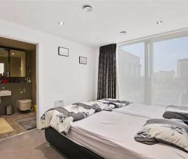 3 bedroom flat in London - Photo 1