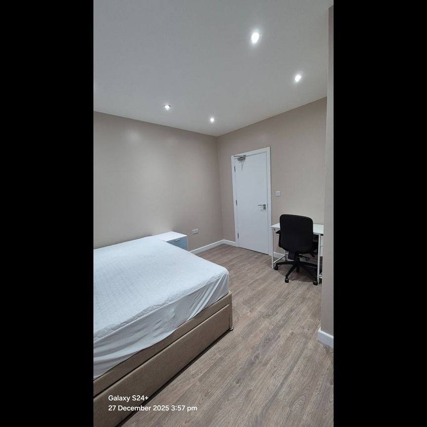 Room in a Shared House, Surrey Road, RG2 - Photo 1