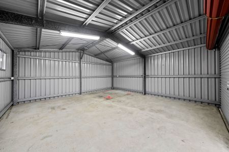 Powered double-bay shed & 3 bedroom family home - Photo 2