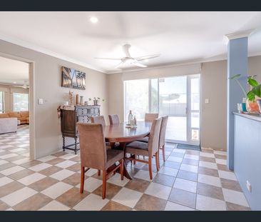 Large Family Home with Its Own Tennis Court - Photo 5