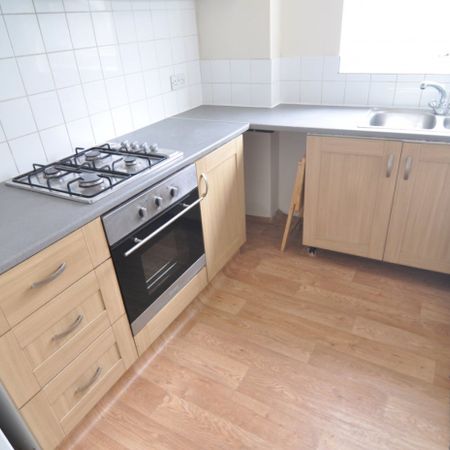 1 bed Flat - To Let - Photo 4