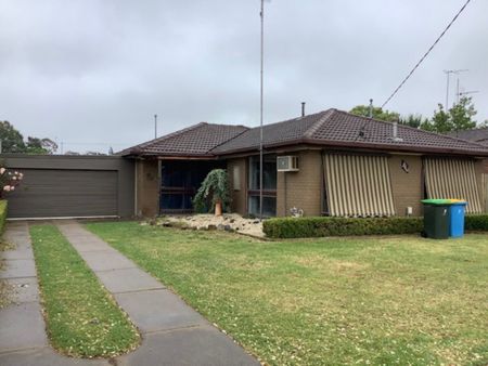 Three Bedroom Renovated House - Photo 3