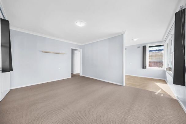 Spacious Three Bedroom Home - Photo 1