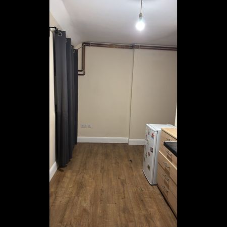 Room in a Shared House, North Circular Road, NW2 - Photo 3