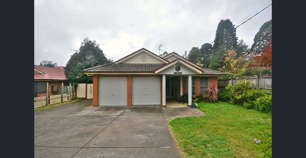 Spacious & Convenient Family Home - Photo 1