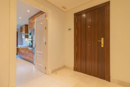 3 Bedroom Apartment For Rent in Nueva Andalucía, Málaga - Photo 2