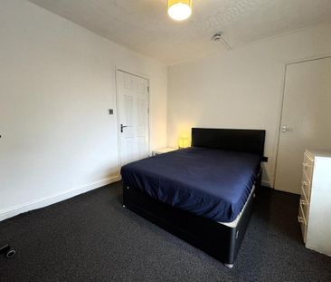 4 bedroom end of terrace house to rent - Photo 3