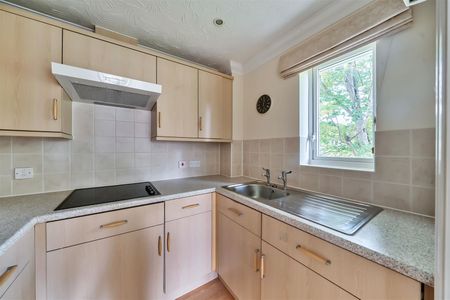 Blenheim Lodge, Amersham - Photo 5