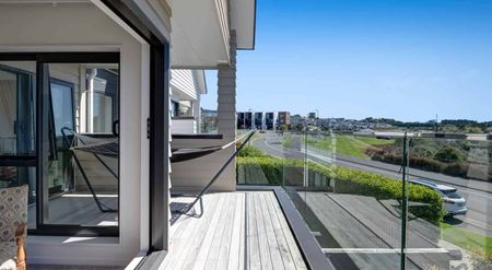 Exceptional 4-Bedroom Family Home in Orewa! - Photo 4