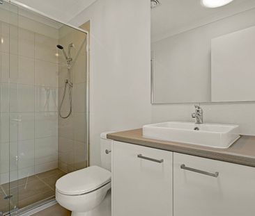 Modern Three-Bedroom Townhouse in a Prime Craigieburn Location! - Photo 3