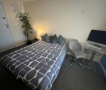 1 bedroom in a house share to rent - Photo 2