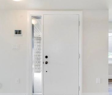 For Lease - 2498 Badger Crescent, Oakville, Ontario - Photo 2