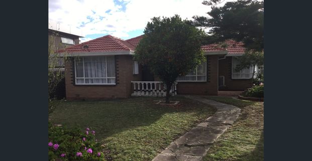 Family Home in Excellent Location! - Photo 1