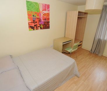 MODERN STUDENT 2 BED FLAT 400 METRES TO UNIVERSITY AND 200METRES TOWN - Photo 5