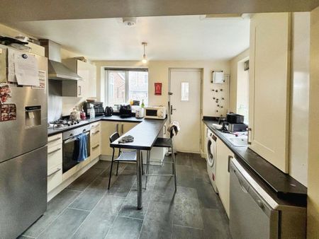 4 bedroom terraced house to rent - Photo 5