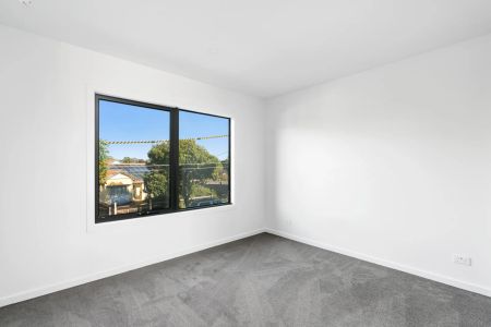 Two Bedroom + Study Townhouse! - Photo 5