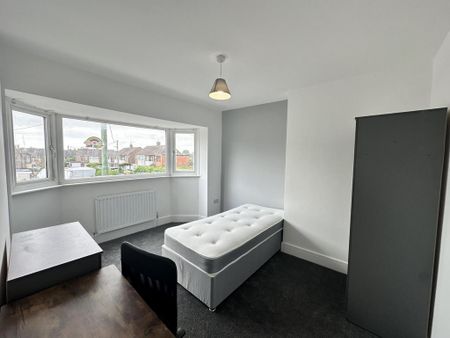 3 bedroom semi-detached house to rent - Photo 4