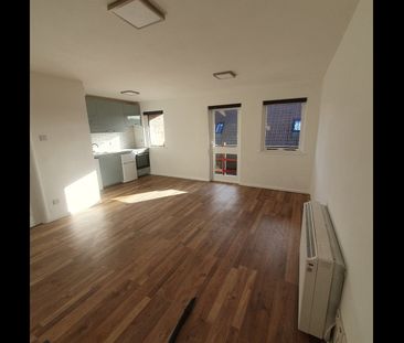 Studio Flat, Cleve Court, BS8 - Photo 1