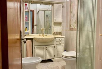 Monteverde Vecchio-Terrace: Furnished 2 Bedroom, 2 Bath, spacious kitchen, living, large private terrace and garden. Bright, silent, near shops, services and transport, located on a quite street in a well kept building. Possible parking. Ref 2375