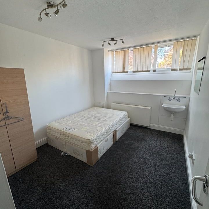 3 Bed Flat, Wick Road, E9 - Photo 1