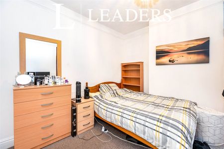 4 bedroom house to rent Frensham Road, PO4 - Photo 4