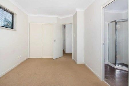 Conveniently located 2-story townhouse. - Photo 4