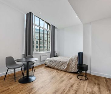 An exceptionally large studio apartment in a convenient City location - Photo 6