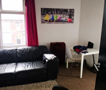 1 bedroom in a flat share to rent - Photo 3