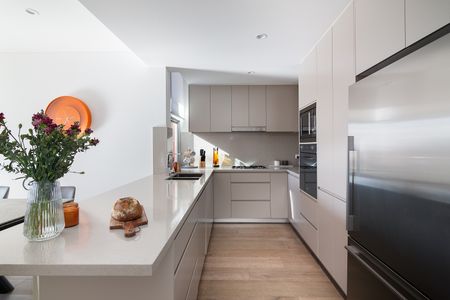 Sumptuous Near-City Penthouse In Acclaimed Complex - Photo 3