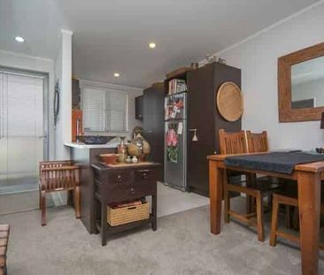 Entire 2 Bedroom Apartment – Central Onehunga - Photo 1