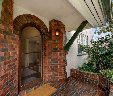 Deco Townhouse With Timeless Charm - Photo 1