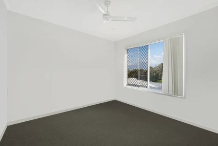 “LARGE TOWNHOUSE 2 LIVING AREAS, VIEWS & GREAT SIZE BACK YARD” - Photo 5