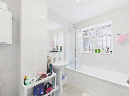 Chalfont Avenue, Amersham, Buckinghamshire,HP6 - Photo 4