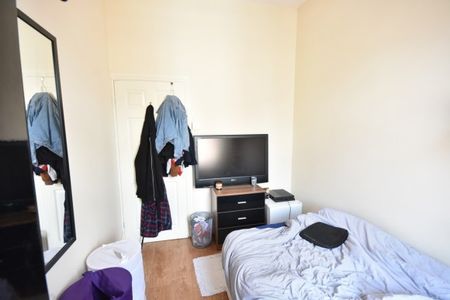 3 Bed - Trewhitt Road, Heaton - Photo 2